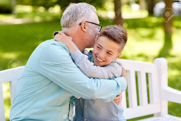 Qué frases hermosas pueden compartir los nietos con sus abuelos 2 abuelo y nieto compartiendo un abrazo