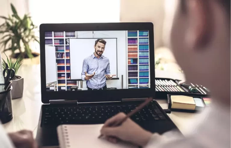 acceso a aula virtual en computadora