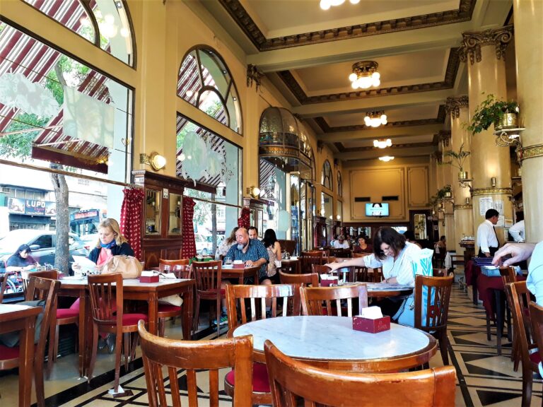 ambiente acogedor de cafe en buenos aires