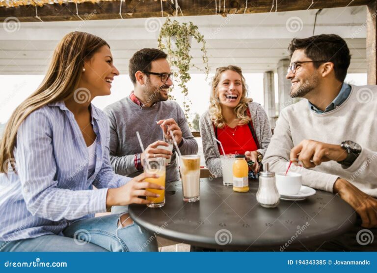 amigos riendo juntos en un cafe