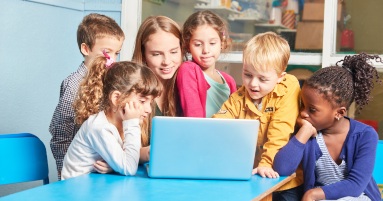 aula con estudiantes y materiales educativos