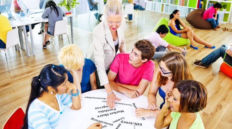 aula de idiomas con estudiantes interactuando