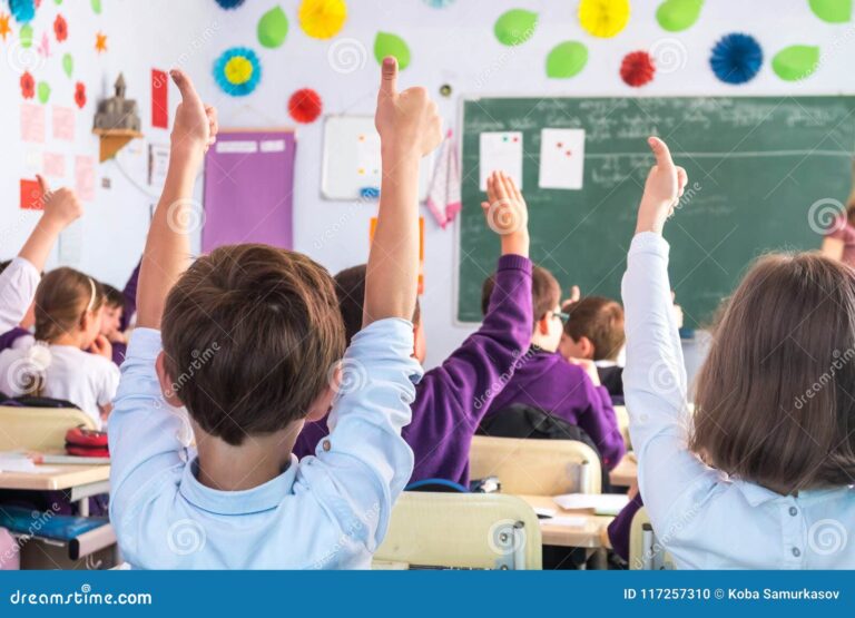 aula formativa con estudiantes participando