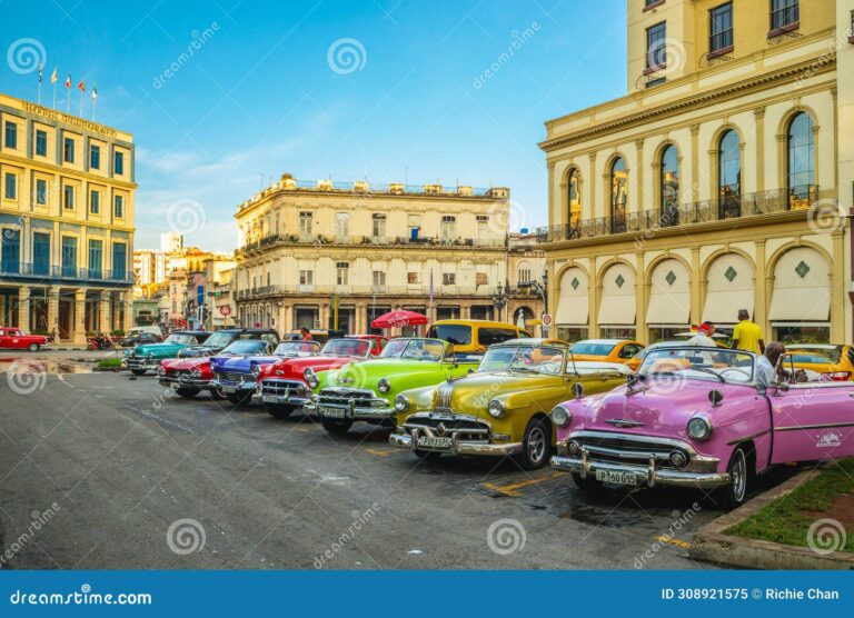 autos clasicos estacionados en una calle