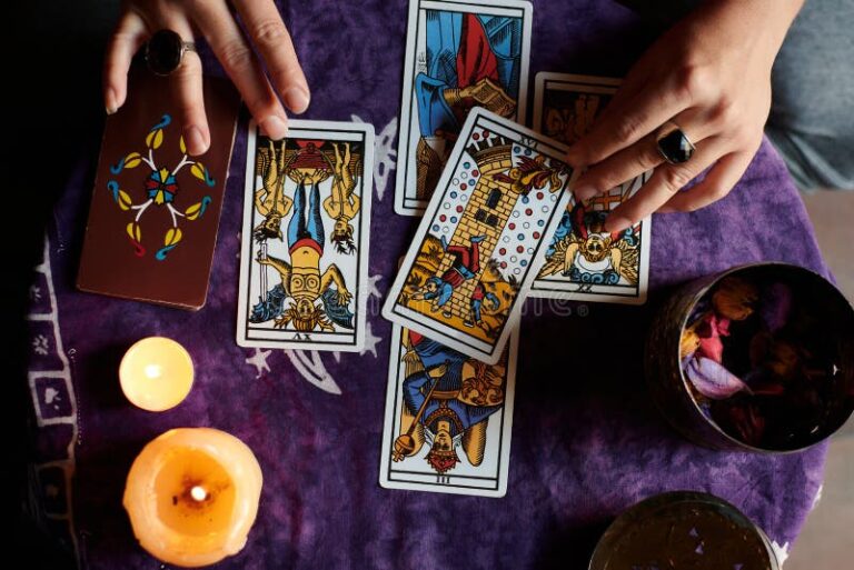 baraja de tarot sobre una mesa