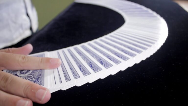 Qué significa el tarot con baraja española y cómo se interpreta 2 baraja espanola y cartas extendidas en mesa