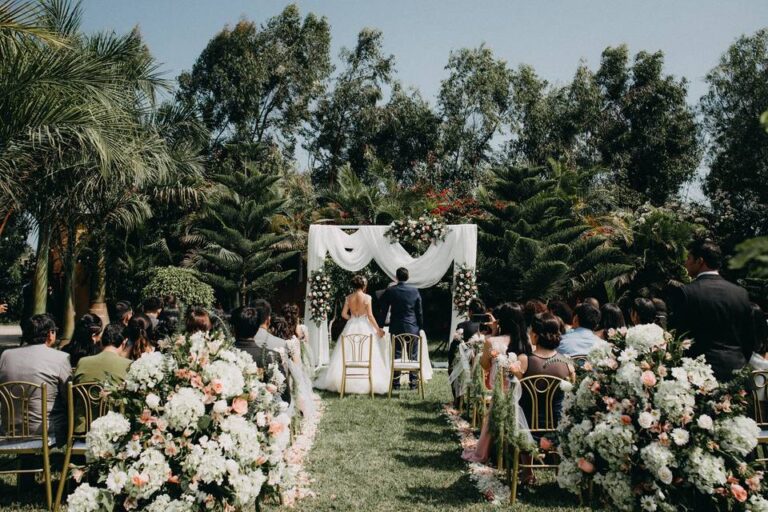 boda intima al aire libre con flores