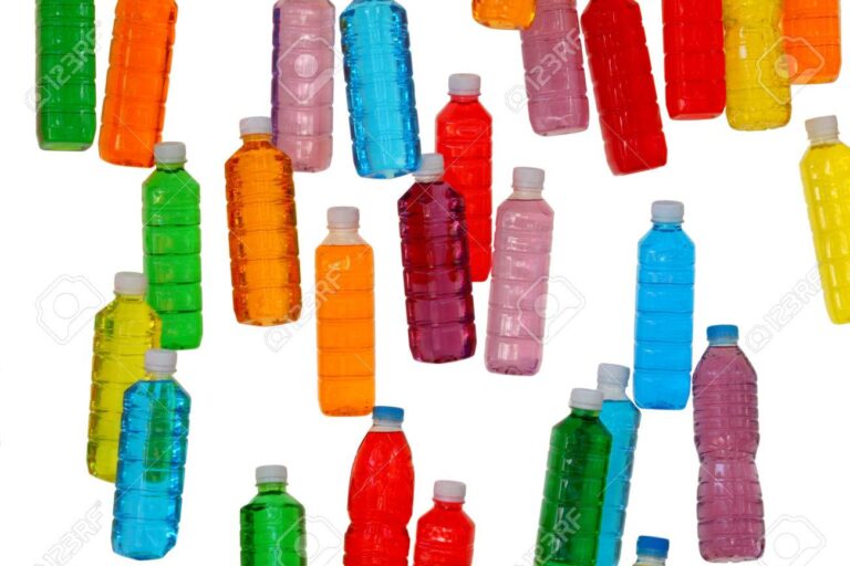 botellas con liquidos de colores variados