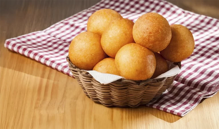 bunuelos dorados en un plato decorativo