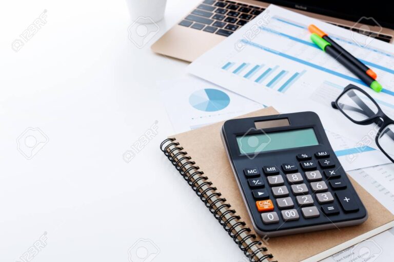 calculadora sobre fondo de trabajo