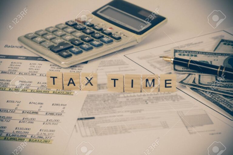 calculadora y documentos fiscales sobre una mesa