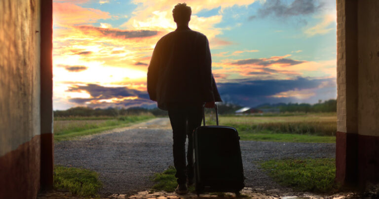 camino al trabajo con personas transitando