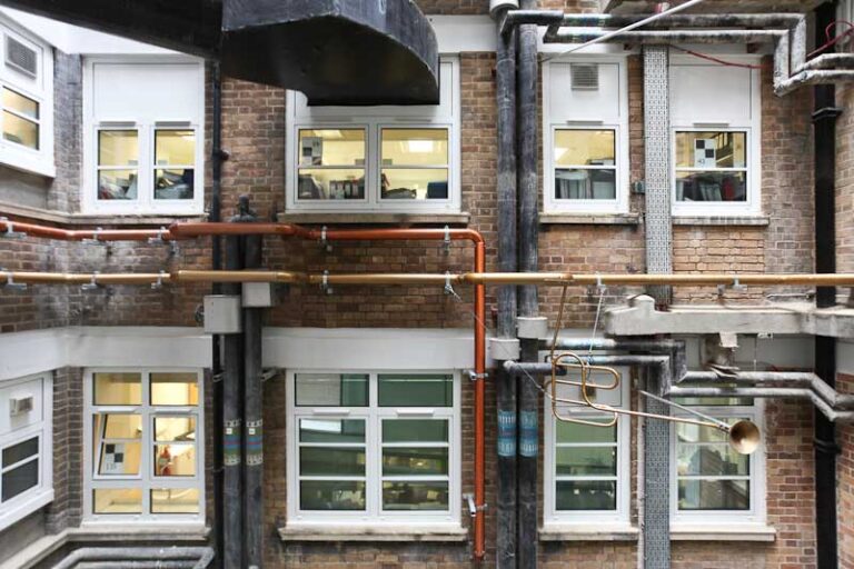 canerias en un edificio de departamentos