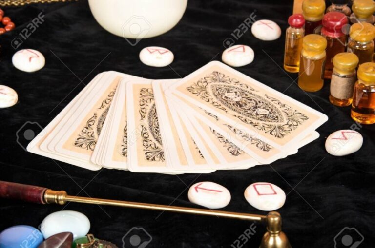 cartas de tarot sobre una mesa limpia