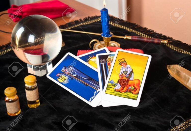 Cómo puedo aprender a leer las cartas del tarot fácilmente 2 cartas del tarot sobre una mesa