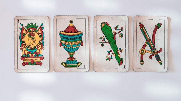 cartas espanolas de tarot sobre una mesa