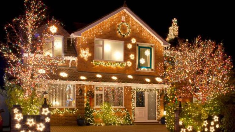 casa iluminada con velas encendidas