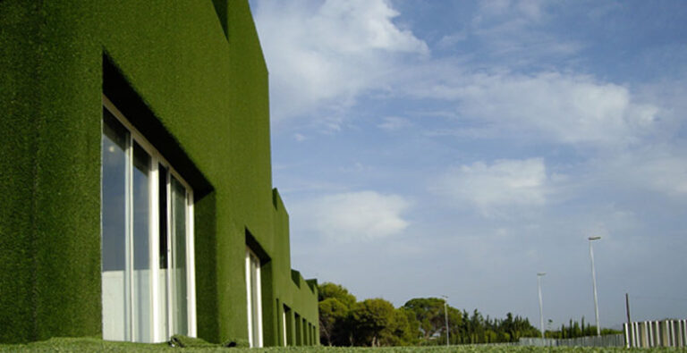 cesped artificial en pared exterior verde