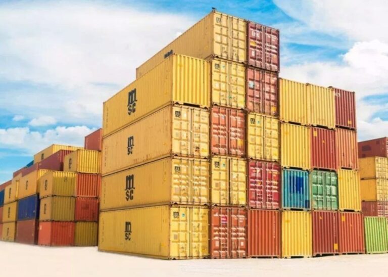 contenedor parcialmente lleno en un puerto