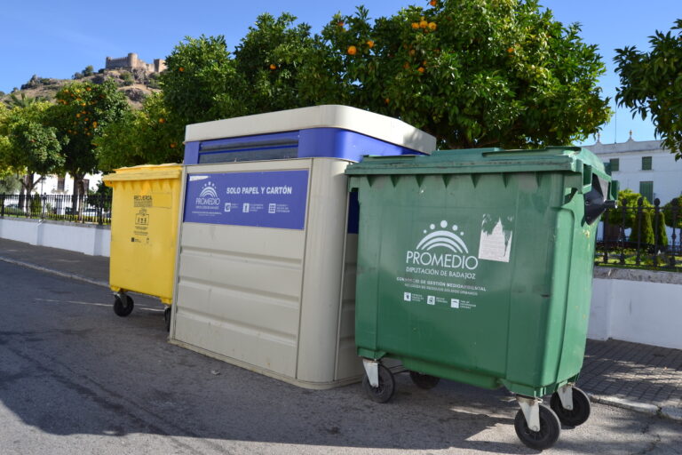 contenedores de basura en la calle