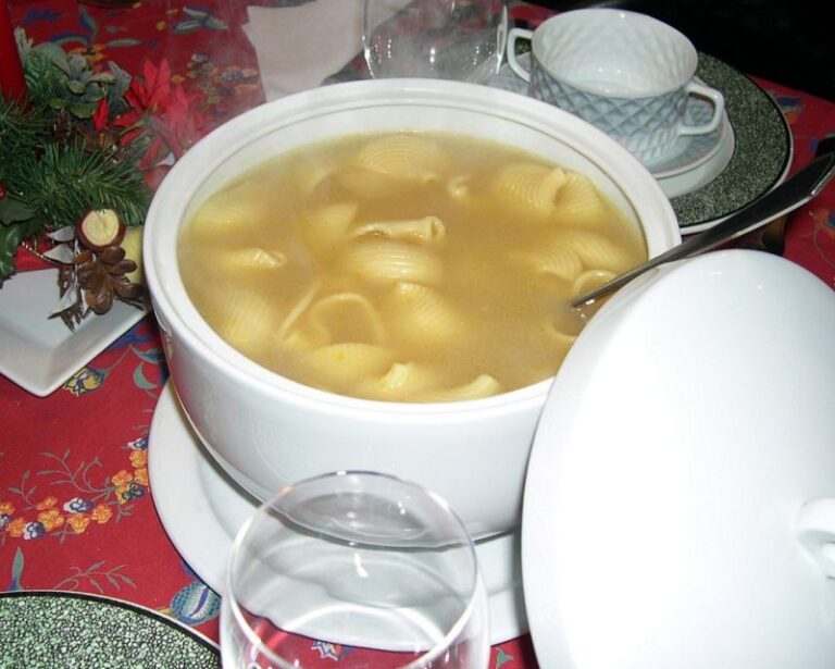 copa de sopa humeante y reconfortante