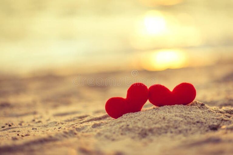 corazones entrelazados en un paisaje romantico 1