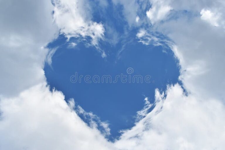 corazones flotando en un cielo azul