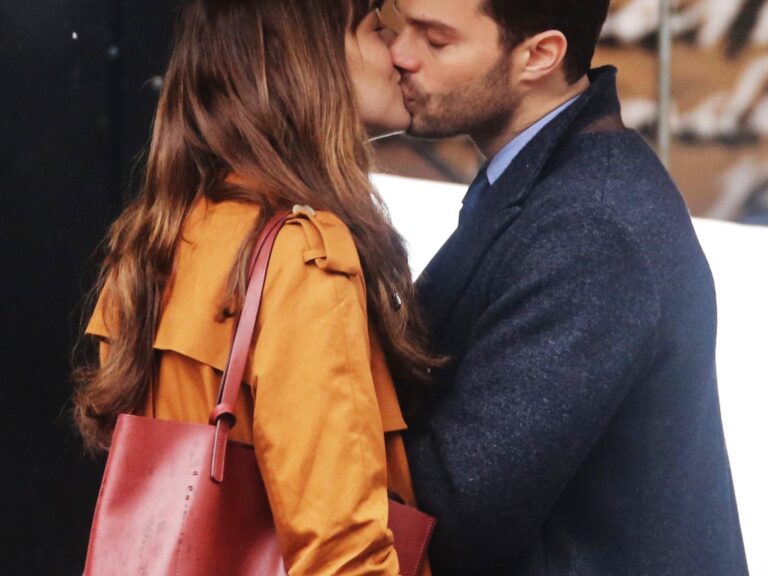 dakota johnson y jamie dornan en una escena