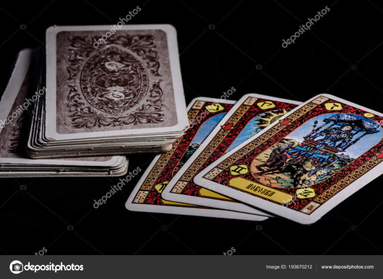 Cuántas cartas de tarot existen y qué significado tiene cada una 2 diversas cartas de tarot sobre una mesa