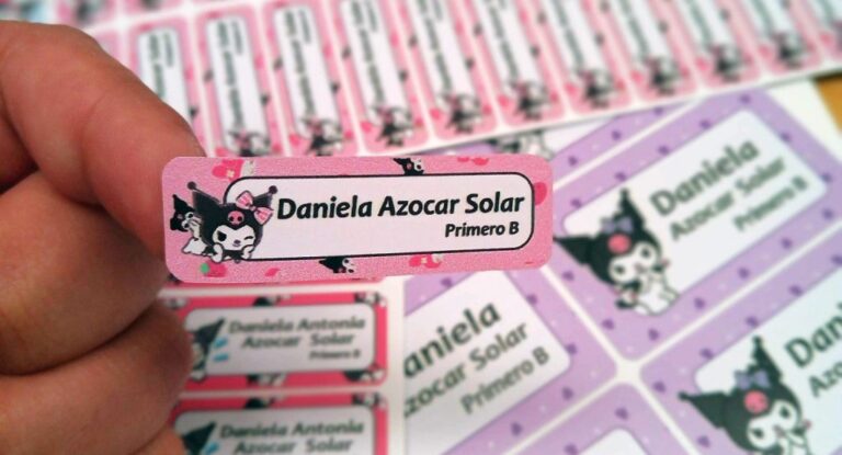 diversas etiquetas escolares en un escritorio