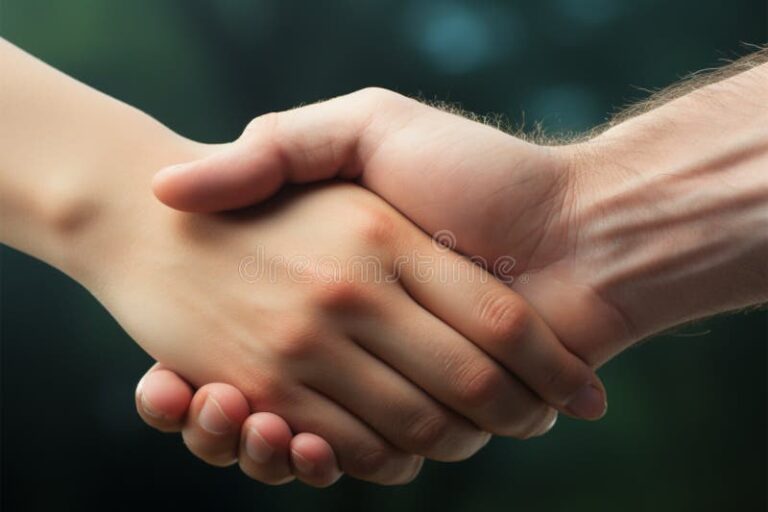 dos manos entrelazadas en apoyo emocional