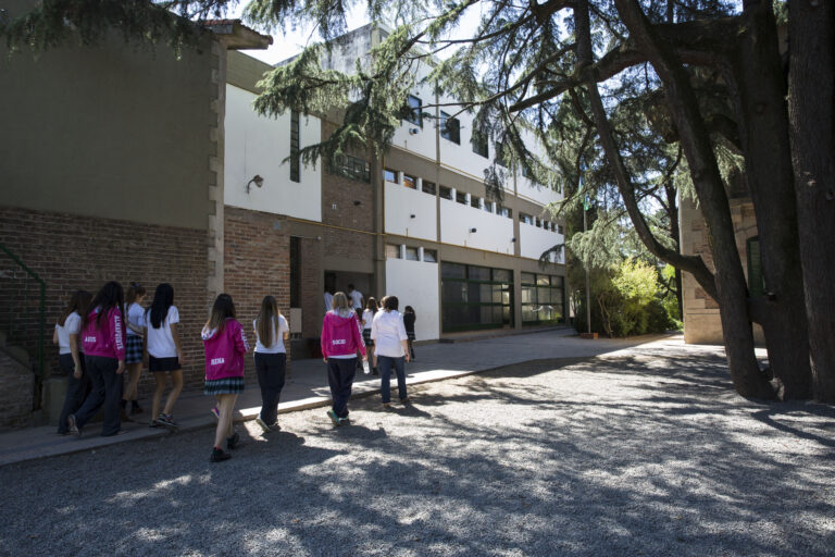 entrada del colegio almafuerte en bella vista