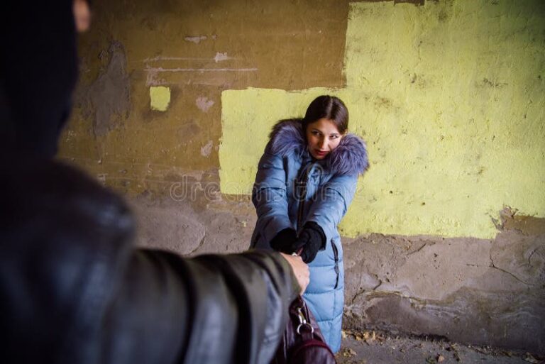 escena urbana con un ladron en accion