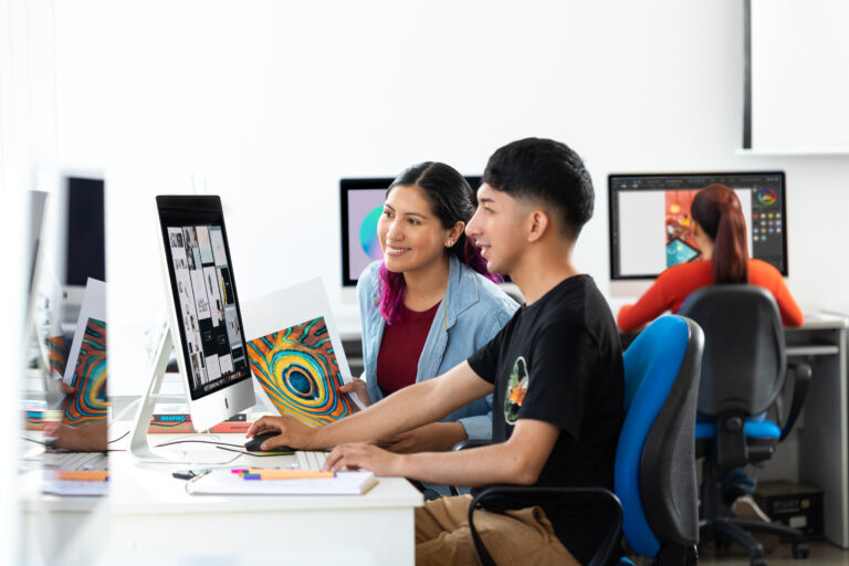 estudiante de diseno grafico en accion