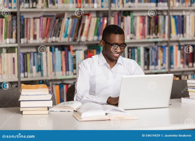 estudiante feliz con libros y laptop