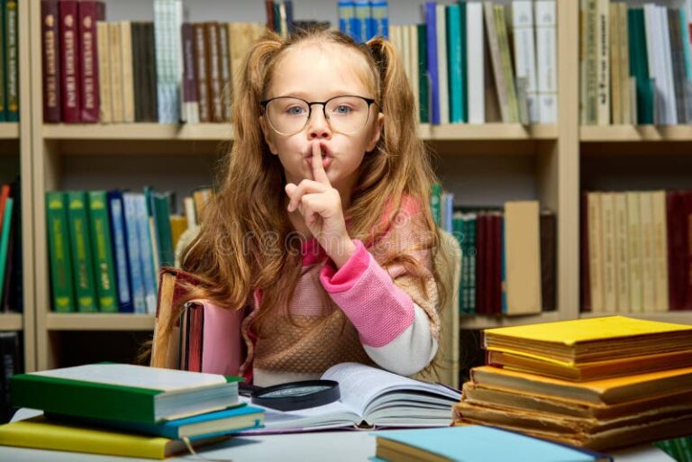 estudiante leyendo en una biblioteca tranquila