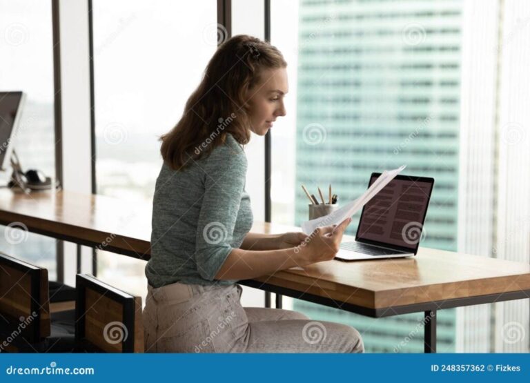 estudiante revisando requisitos en computadora