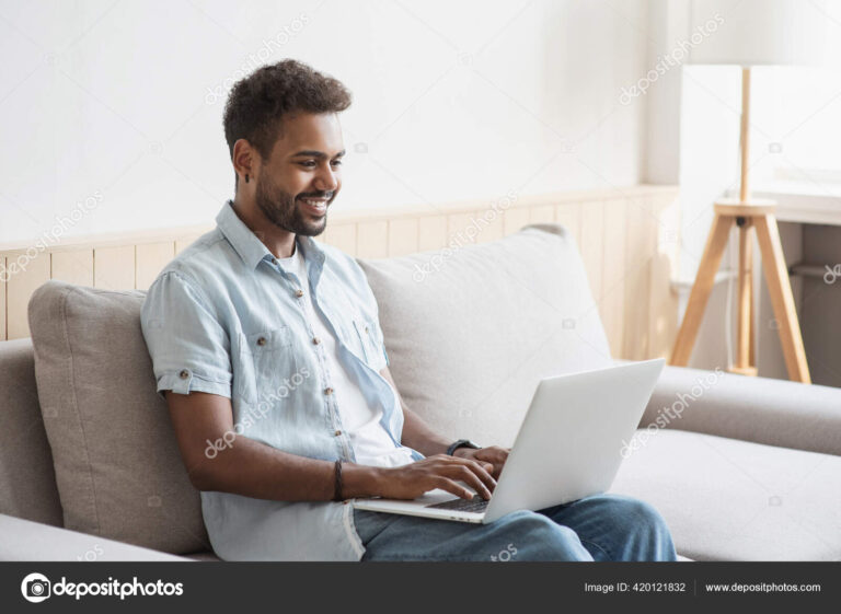 estudiante usando computadora en su hogar