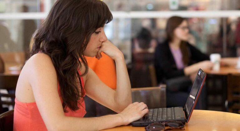 Son buenas las notebooks Exo para estudiantes y profesionales 2 estudiante usando notebook exo en cafe