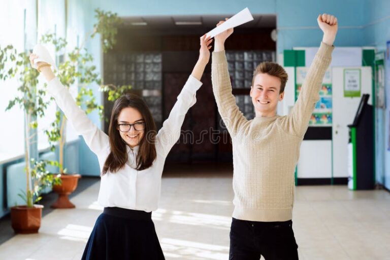 Cómo redactar palabras de cierre para el ciclo lectivo 2 estudiantes celebrando al final del ano