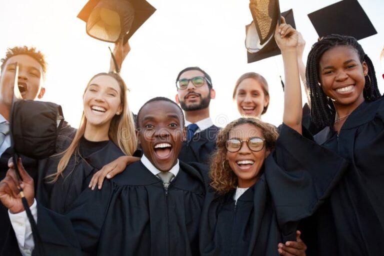 estudiantes celebrando su graduacion con alegria
