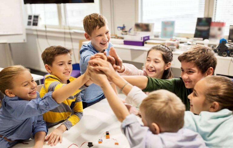 estudiantes colaborando en un aula diversa