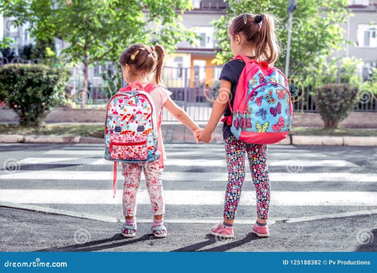 estudiantes felices con mochilas en la escuela
