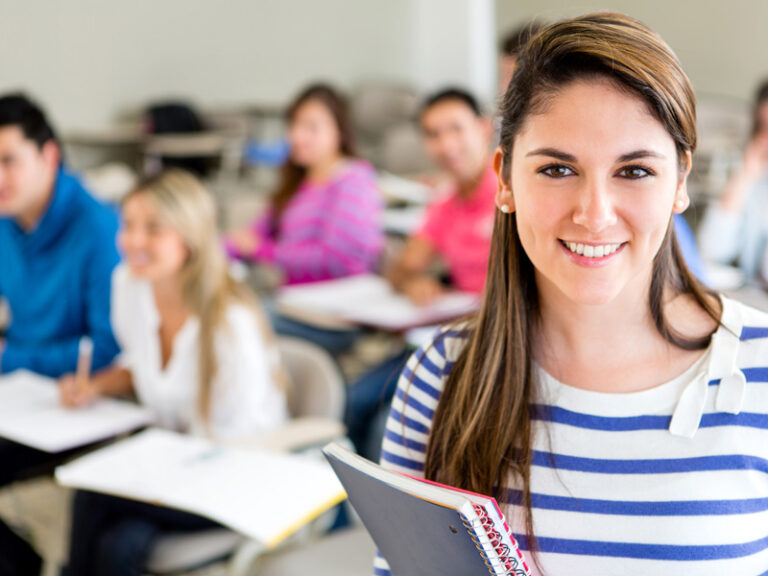 estudiantes practicando ingles en grupo