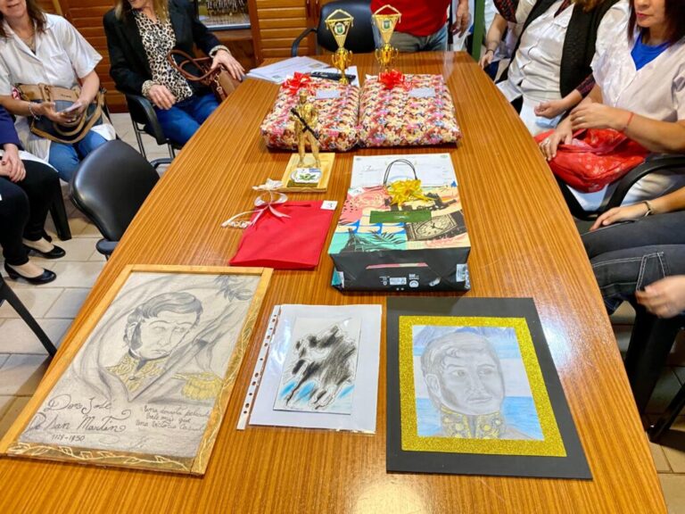 estudiantes presentando homenaje a san martin