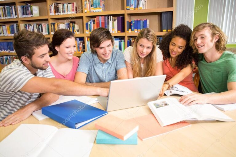 estudiantes usando computadoras en una biblioteca