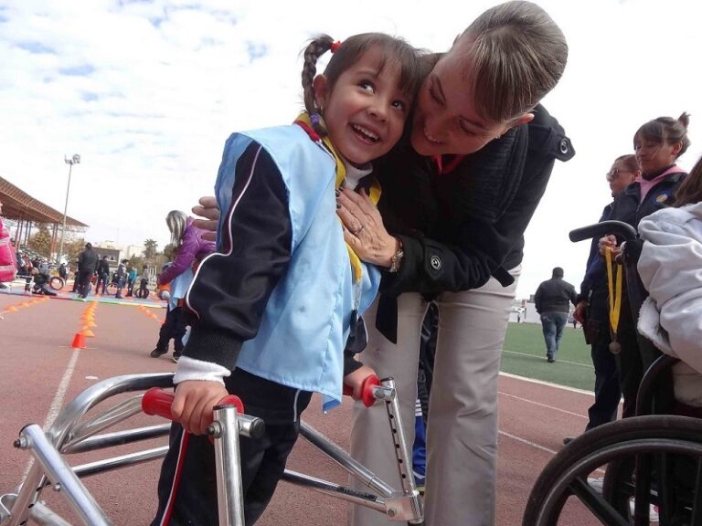familia apoyando a persona con discapacidad