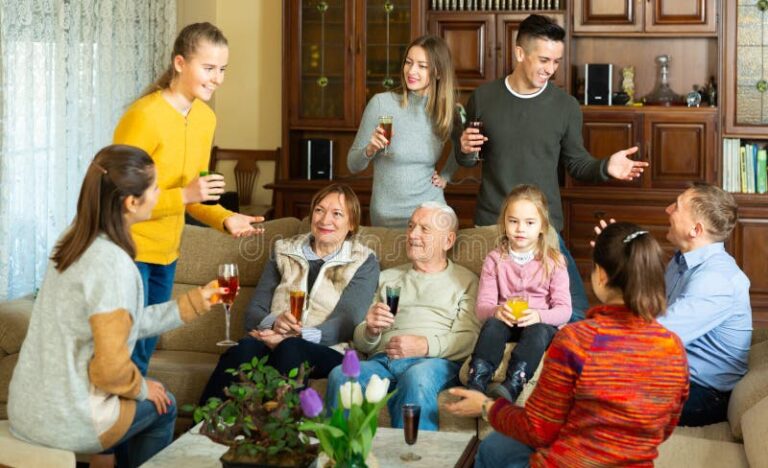 familia feliz en una casa acogedora