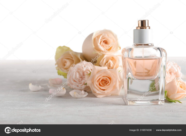 frasco elegante de perfume con flores