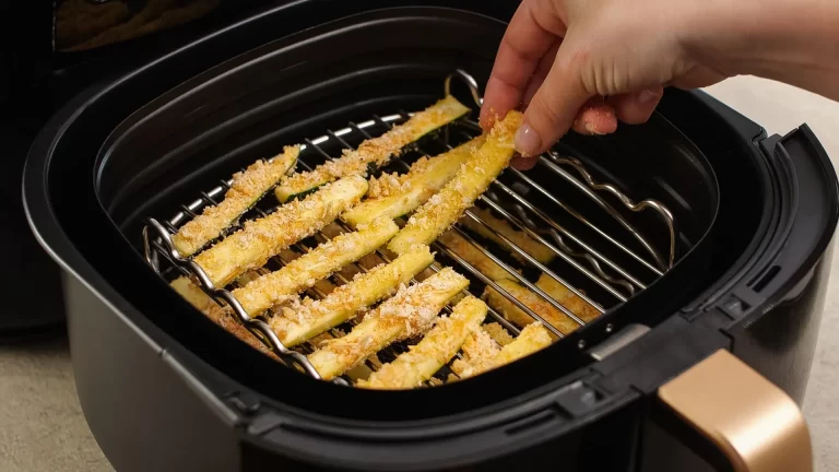 freidora de aire con alimentos crujientes